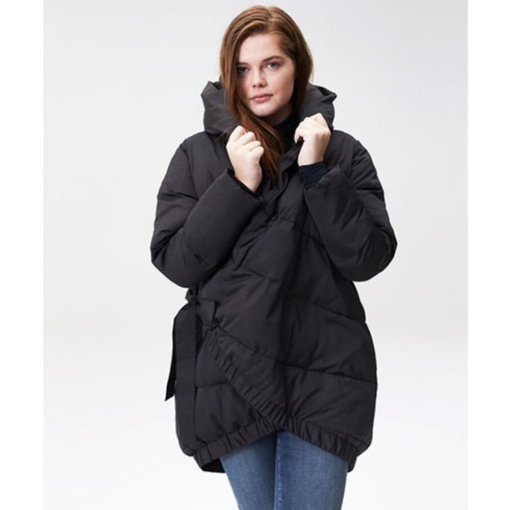 Universal Standard Hooded Cocoon Wrap Puffer Kanda in Black (M/L)